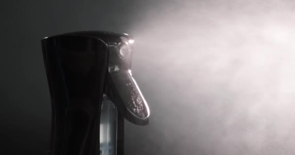 Fekete műanyag flakon spray palack, átlátszó fröccsenés fekete háttér lassított felvétel 4k film — Stock videók