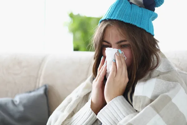 Donna pulire il naso bagnato che cola con tessuto vestito con vestiti caldi a causa del freddo — Foto Stock