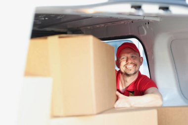 Daha fazla teslimat için kutuları kamyona koymaktan zevk alan bir adam.