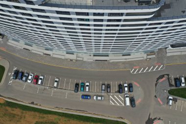 Özel park yeri arabalarla dolu lüks iş merkezi binası.