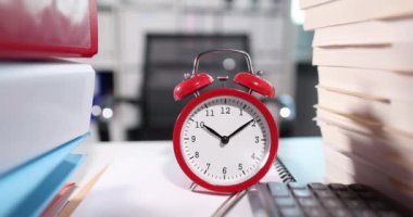 Sabah ya da akşam saat 10 için kırmızı alarm. Masaüstü ağır çekim 4k filminde hesap makinesi ve dokümanlar var.