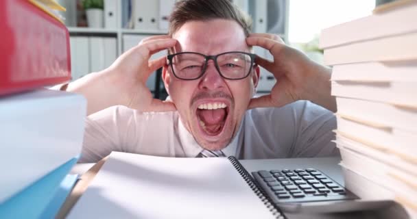 Jonge zakenman schreeuwt op de werkplek slow motion 4k film — Stockvideo
