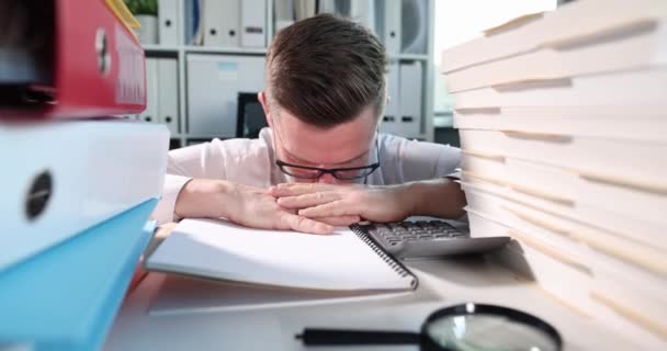 Młody biznesmen w okularach śpi w miejscu pracy i budzi się nagle — Wideo stockowe