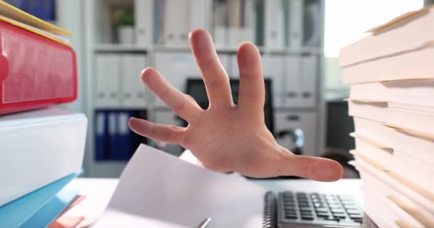 Hombre mano alcanza a lo largo de documentos y carpetas en el escritorio de cámara lenta 4k película — Vídeos de Stock