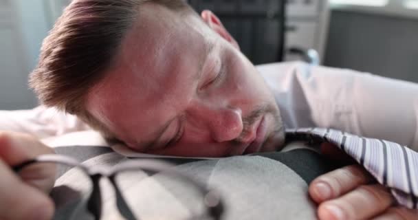 Νέοι άνδρες διευθυντής κοιμάται στο γραφείο εργασίας με μεγάλη στοίβα από έγγραφα και φακέλους αργή κίνηση 4k ταινία — Αρχείο Βίντεο