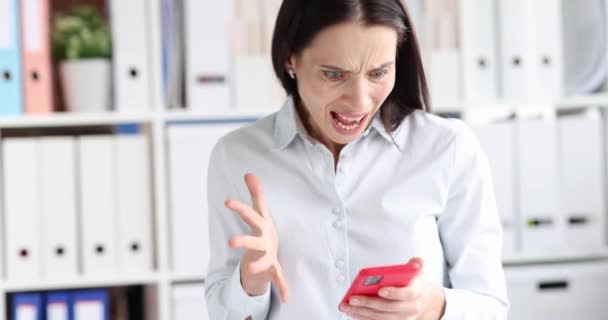 Mujer enojada mirando la pantalla del teléfono y gritando en la oficina 4k película cámara lenta — Vídeos de Stock