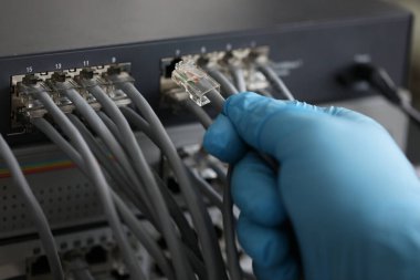 İnternet ve dijital iletişim için fiber optik merkezi olan ağ sunucu odasında çalışan kişi