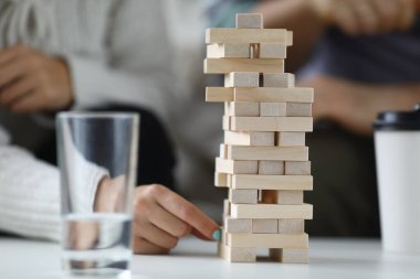 İki oyuncu sırayla kuleden tahta blokları kaldırıyor.