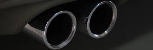 Närbild av metall avgasröret av sportbil — Stockfoto