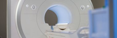 Klinik arka planında duran modern manyetik rezonans görüntüleme makinesi