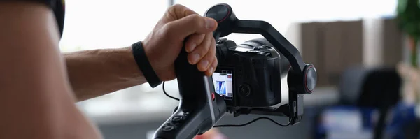 Fotógrafo filmando vídeo en cámara desde el primer trípode — Foto de Stock