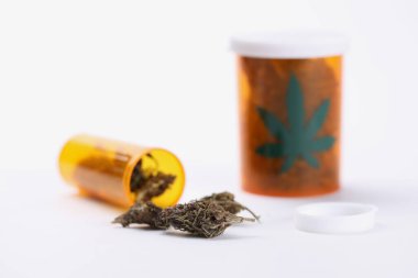 Plastik şişelerde tıbbi esrar ya da esrar tomurcukları
