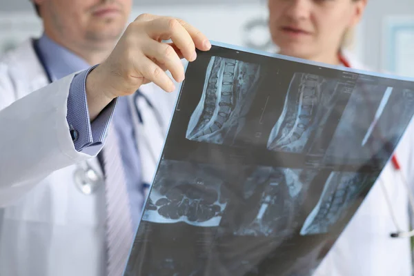 Médico discutindo os pacientes xray resultado com colega no hospital — Fotografia de Stock