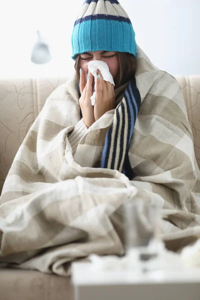 Donna malata che soffia naso che cola e starnutisce nel tessuto a casa — Foto Stock