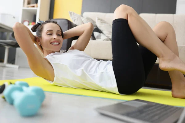 Feliz sorridente jovem mulher repetir exercícios após professor no laptop — Fotografia de Stock