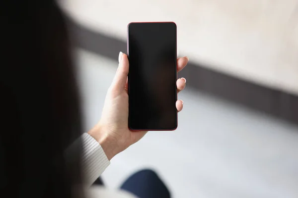 Kadın kapalı ya da kapalı siyah ekranlı akıllı telefonu tutun — Stok fotoğraf