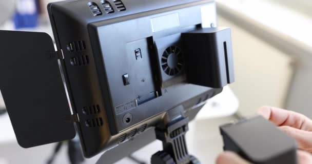 Baterías recargables insertadas en el equipo de iluminación Película de cámara lenta 4k Película de cámara lenta 4k — Vídeos de Stock