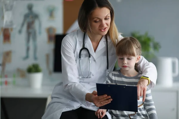 Matka doktor pokazuję córka medyczny historia pacjent — Zdjęcie stockowe