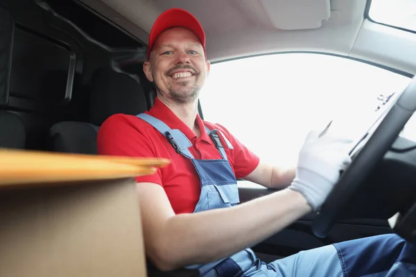 Lächelnd glücklich Kurier liefern Pakete an die Menschen den ganzen Tag auf dem Auto — Stockfoto