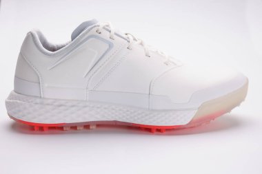 Parlak neon tek modelli şık beyaz spor ayakkabılar.