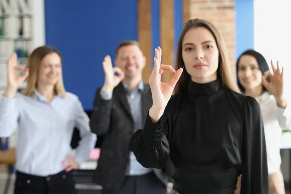 Compañeros de trabajo mostrando buen gesto con las manos buen trabajo en equipo y trabajo exitoso —  Fotos de Stock