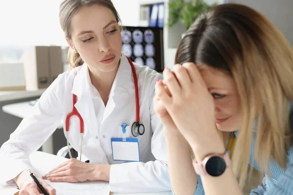 Rozrušená žena klient dostal její diagnostické výsledky a pláč, zatímco lékař psaní předpis — Stock fotografie