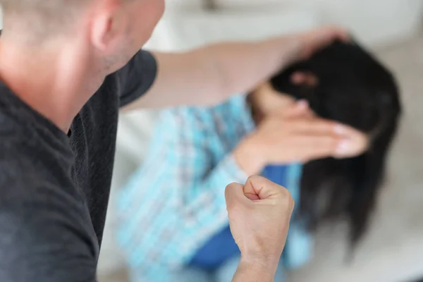 Marido irritado puxar o cabelo da esposa e apertar o punho em agressão — Fotografia de Stock