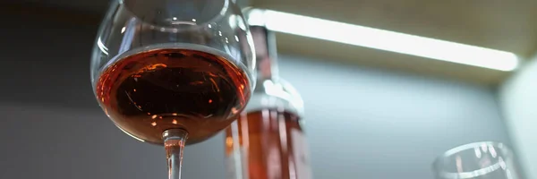 Primo piano del calice di vetro con vista sul fondo del vino rosato — Foto Stock