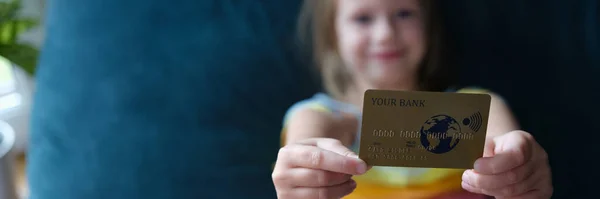 Klein meisje met plastic creditcard thuis close-up — Stockfoto