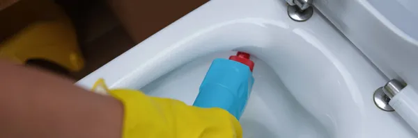 Nő kézzel önti tisztítószer WC tál közelkép — Stock Fotó