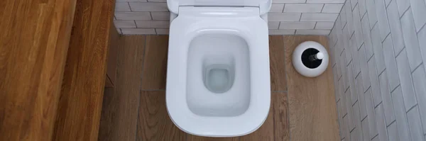 Witte open keramische toilet in badkamer. Keuze van sanitair in toilet — Stockfoto