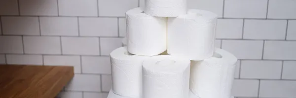 Pila de soportes de papel higiénico en inodoro blanco en primer plano baño — Foto de Stock