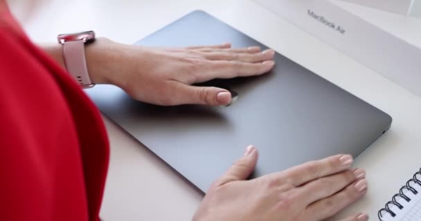 Minsk, Bielorussia, 17 novembre 2021: Donna felice disfa il nuovo MacBook Air — Video Stock