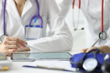 Tablet ekranında stilus ile kadın pratisyen