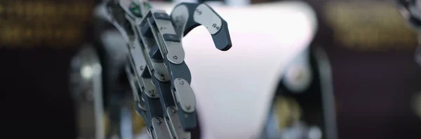Robot allungando mano in metallo per stretta di mano primo piano — Foto Stock