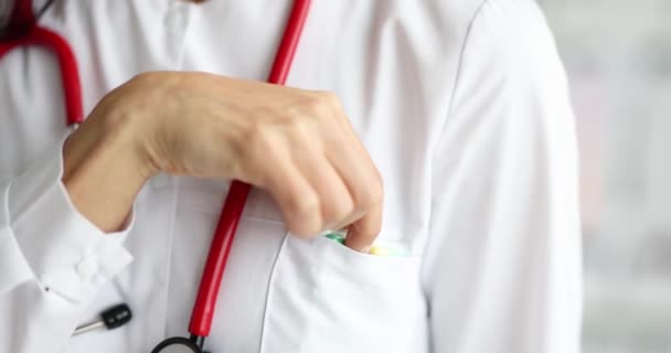 Γιατρός παίρνει φάρμακα σε χάπια από την τσέπη αργή κίνηση 4k ταινία — Αρχείο Βίντεο