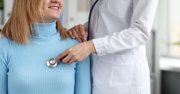 Doktor poslouchá tlukot srdce ženy pacienta se stetoskopem zpomalený film 4k — Stock video