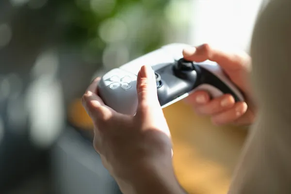 Mãos femininas segurando um joystick para o jogo, close-up — Fotografia de Stock