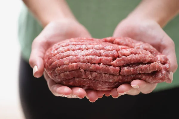 女性の手は新鮮なミンチ肉を保持,クローズアップ — ストック写真