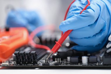 Lehim elektroniği mikro devreler, eller yakın çekim
