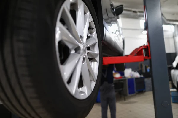 Servis merkezinde otomobil lastiği yeni değiştirilmiş makine detayı — Stok fotoğraf