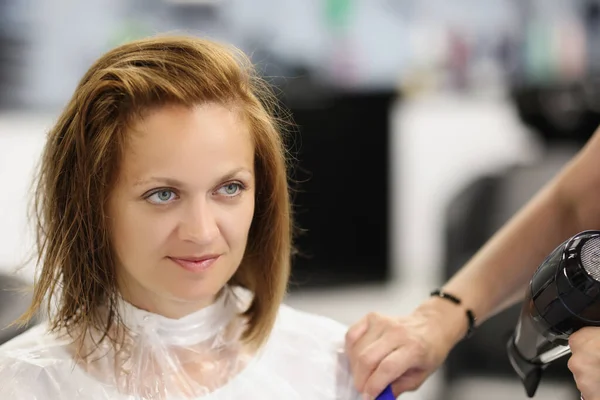 Mulher cliente depois de corte de cabelo refrescante olhando no espelho em si mesma — Fotografia de Stock