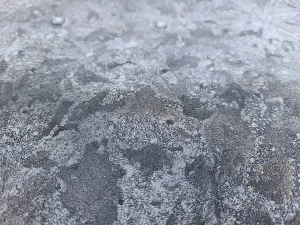 天然灰石，表面有各种灰白色污迹 — 图库照片