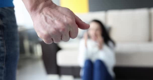 Homem dobrando a mão em punho na frente da mulher chorando no chão closeup filme 4k câmera lenta — Vídeo de Stock