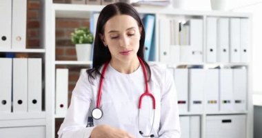 Üzgün kadın doktor, klinikte başını tutuyor.