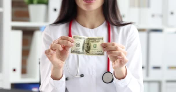 Lekarz wkłada banknot dolarowy do kieszeni płaszcza 4k film slow motion — Wideo stockowe