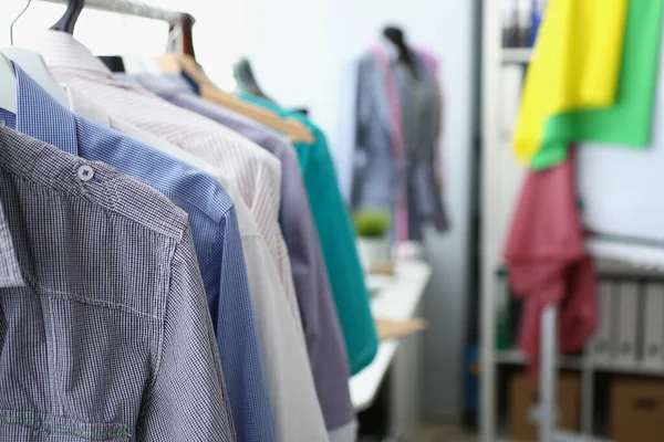 Carril con colgante de conjunto con diferentes colores para hombre camisas —  Fotos de Stock