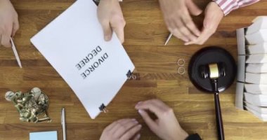 Yargıç, boşanma kararını imzalamak için evli çifte mahkeme kararıyla belgeleri sundu