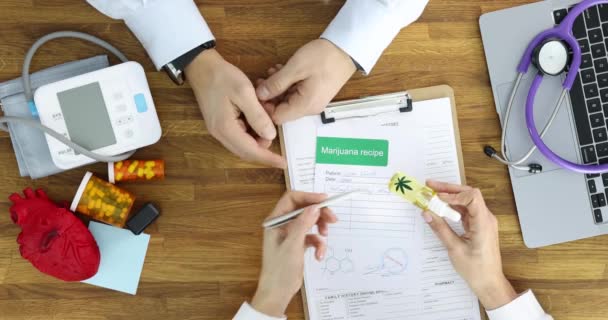 Médico escreve prescrição de óleo de maconha para paciente com problemas neurológicos — Vídeo de Stock