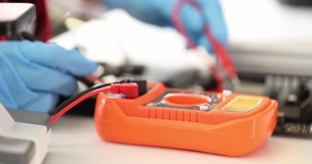 Voltmètre électronique pour la réparation de microcircuits film 4k au ralenti — Video
